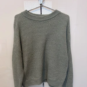 Tunn stickad ljusgrön tröja  - Tunn stickad ljusgrön långärmad tröja perfekt för sommaren och sensommaren. Över klänningar, shorts, t shirts, jeans, långa kjolar och linne byxor eller bara över axlarna! 