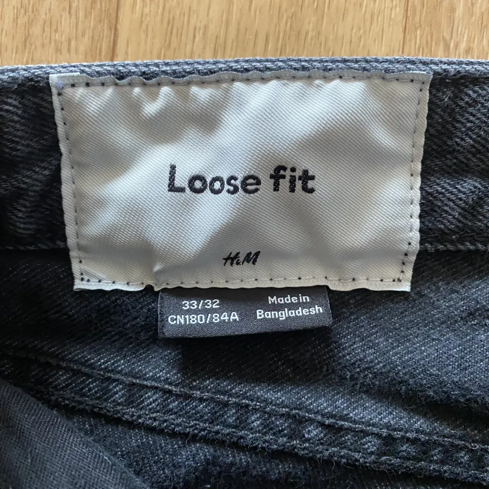 Svarta jeans med loose fit köpta från h&m. Väl använda, men för liten storlek nu. En synlig fläck, annars ok skick.. Jeans & Byxor.