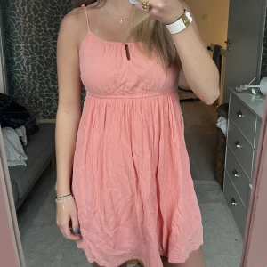 Klänning  - En fin sommarklänning i världens finaste rosa. Från Zara 