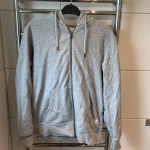 Två Jack&Jones zip hoodies  - Hej, har vuxit ur dom och har därför ingen användning av dom. Dom är använda i ca ett halvår. Sköna o snygga men ändå simpla! Inga skador. Skick 9/10. Hör av er om mer info! Priset går att diskutera.