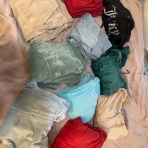 massa juicy grejer till salu - röda byxor: s  röd tröja: xs  beiga byxor: s   beige tröja: xs  ljusblåa byxor: s  ljusblå  tröja: xs  gröna byxor: s  mörkgrön tröja: xs  turkosa byxor: xs  svart tröja: xs 800kr styck och 1500 för ett helt set 