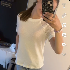 Fin tröja  - Säljer nu denna snygga vita tröjan! Köpt för 249 :- 💗 Pris kan diskuteras 💓💓💓