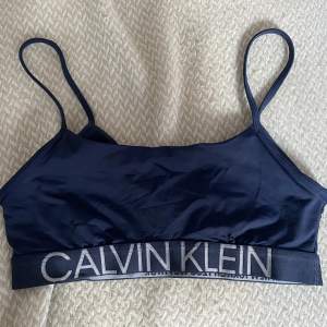 Bikiniöverdel från Calvin Klein. Köparen står för frakten. 