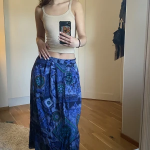 Mönstrad kjol - Retro mönstrad lila/blå lång kjol, kan användas både som lågmidjat och högmidjat! Fint skick, knappt använd<3