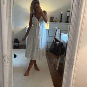 Vit sommarklänning  - Vit sommarklänning från berska 