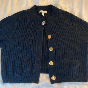 Kofta - Stickad mörkblå kofta med guldknappar 