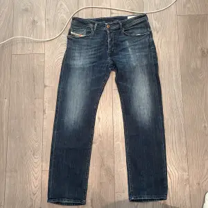 Säljer ett par vintage diesel jeans pågrund av att dom är för små för mig dom är i storlek W32 L32 och dom är i väldigt bra skick