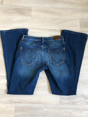 Lågmidjade jeans - Fina lågmidjade jeans i nyskick med en innerbenslängd på 74cm. Säljs då storleken är för liten.   - kontakta innan köp - köparen står för frakt - inga returer - kontakta vid fler frågor