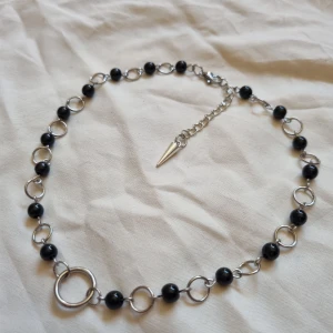 Pärlhalsband med ringar - Handgjort halsband 🖤  All metall är i rostfritt stål förutom nitar och charms