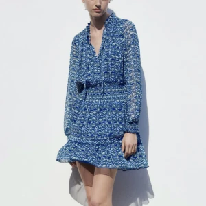 Helt slutsåld Zara klänning  - (LÄGGER UT IGEN PGA OSERÖS KÖPARE) Säljer den populära zara klänningen som är helt slutsåld. Köpt för 399 men var tyvärr förstor för mig, så är i nyskick med lappen kvar! Köparen står för frakten💕