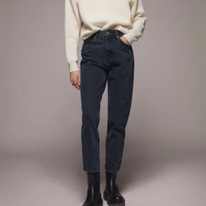 Zara Mom Jeans - Zara Mom Jeans with straight legs Dark blue, almost black wash 👖 100% ecologically sourced cotton ☘️ Never used ✨ Size: 34  Zara Ref: 8197/232