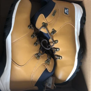 JEAN 🇨🇿PAUL - JEAN 🇨🇿PAUL herr skor. Har aldrig används. Storlek 42. Färg gul. 