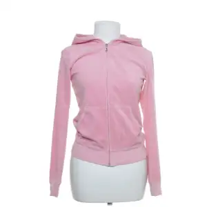 En supersöt rosa juicycouture hoodie som inte längre kommer till användning. Nypris från Sellpy 400. Storlek M men passar mig som har S. Den har några trådar som gått upp som visas i sista bilden! 💗Lite mörkare färg i verkligheten