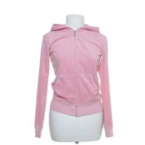 Rosa juicycouture hoodie - En supersöt rosa juicycouture hoodie som inte längre kommer till användning. Nypris från Sellpy 400. Storlek M men passar mig som har S. Den har några trådar som gått upp som visas i sista bilden! 💗Lite mörkare färg i verkligheten