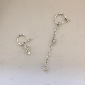 Örhängen - Säljer dessa jätte söta glitter örhängen som inte kommer till min användning 💞dem är i jätte bra skick