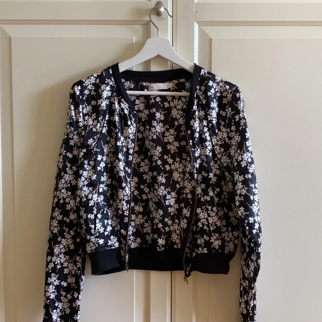 Blommig tunn jacka