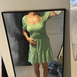 Grön klänning  - Storlek 36. Använd en gång. Somrig och extremt skön och stretchig. 