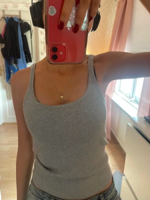 Brandy Melville linne - Grått skönt linne från brandy Melville. Använt Max 2 gånger, kommer inte till användning. One Size men passar xs - s, kanske m eftersom den är stretchig. 