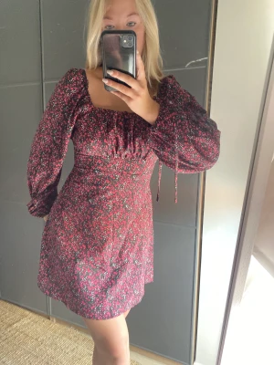 Klänning - Säljer denna adoore liknande klänningen som kan användas på olika sätt som jag visar på bilderna! Endast använd en gång, 150 + frakt ❤️‍🔥