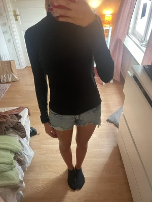 Polo från zara - Använd 1 gång, sticks inte. Värmande o bekväm