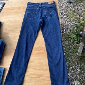 Levis jeans  - Säljer dessa jätte fina Levis Jeansen. Liten defekt (  på tredje bilden)