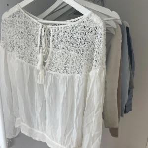 Vit blus zara  - Så fin zara blus🤍perfekt till sommaren/våren till många tillfällen. Köpt för 400kr säljer för 200kr. Använd max 1 gång! Och går att använda på 3 sätt skriv gärna om ni vill ha bild på de. 