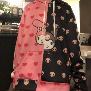 Kuomi/my mel Hoodie  - De två andra bilderna e lånade från hemsidan jag köpte den på men väldigt fin alt Sanrio tröja🩰🍰🩷