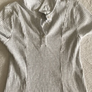 Grå klänning  - Den är helt ny och sitter fint men den är inte stretchig tyvärr. Den är också köpt utomlands så vet inte märket tyvärr.