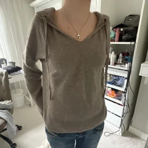 Hm kashmir hoodie - Säljer denna så fina och sköna hoodie i kashmir från hm, med vringning= så najs!