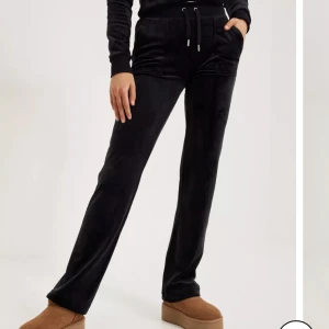 Juicy couture byxor - Svarta juicy couture byxor iprincip oanvända då jag har så många färger. Inga skador eller liknande på dem. Beställda från Nelly.com Storlek M Kan ta egna bilder på dem vid förfrågan.