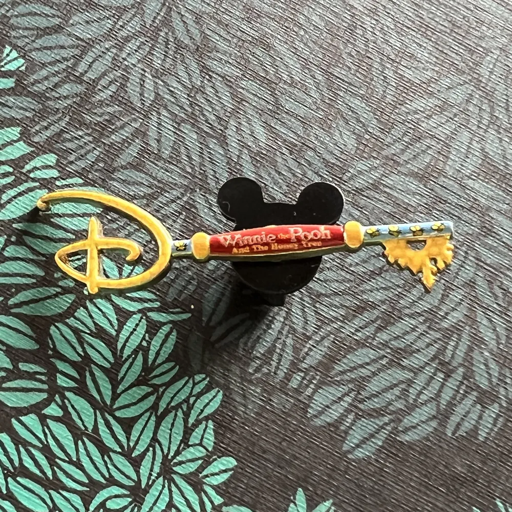 Är någon intresserad av denna pin från Disney. Den ligger runt 120kr till 190kr på i ebay . Övrigt.