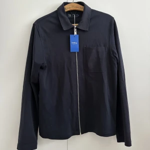 Kofta/jacka från Riley - Köpt på Sellpy men motsvarade inte mina förväntningar. Det är 100% bomull, så det är inte ”jackmaterial”, väldigt fint skick. St är S men det är mycket troligt att det är herr S, så den har en oversized fit.