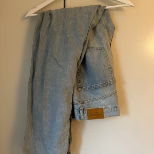 Jeans Gina tricot  - Fina ljusa jeans från Gina tricot, storlek 42. Modell är loose/boyfriend med hål på båda knäna. 