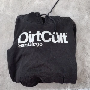 Dirtcült hoddie  - Säljer min dirtcült hoddie då den aldrig används längre storleken är s men passar mer xxs/xs, nypris 600