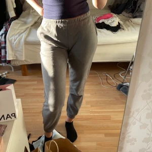 Mörkgrå mjukisbyxor  - Skriv om du är intresserad så kan vi diskutera pris, frakt och så vidare😊 Bara att skriva om du vill ha fler bilder Jag är 172 cm