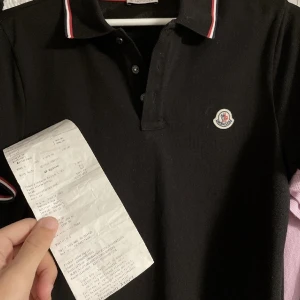 Moncler pike - Moncler pike köpt på NK för 3 år sen. Kostade då 1999, nu är nypris 2599. Inga defekter.