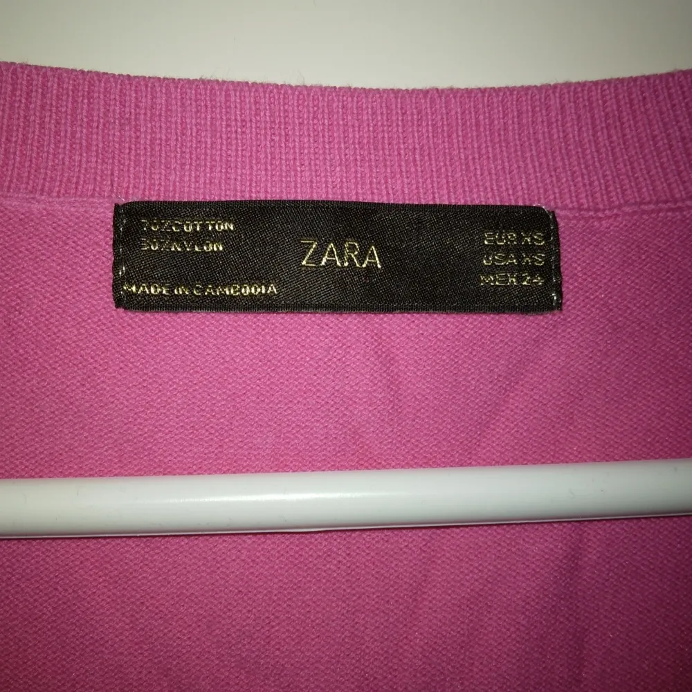 Neonrosa långärmad topp/tröja från Zara. Strlk 34 / XS. Bomull. Fint skick.. Toppar.