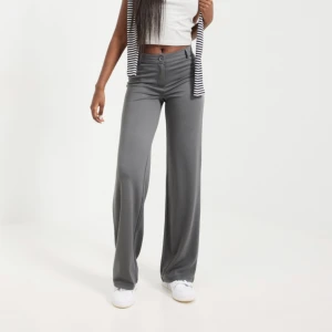 Kostym byxor - Säljer mina NYA kostymbyxor med flowigt material. Köpta på Nelly! Passar dig som är 170 ca då det är för långa på mig som är 165🦋 