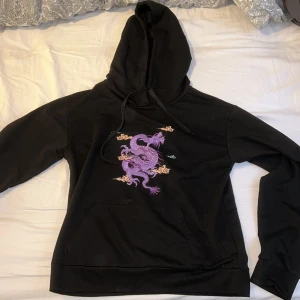 svart hoodie med tryck - Säljer den här svarta hoodien från SHEIN i storleken S, aldrig använt. Nypris 189kr