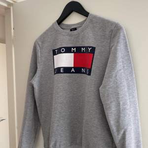 Jättefin sweatshirt från Tommy Hilfiger som knappt är använd😌storlek L. Frakt tillkommer på 70 kronor