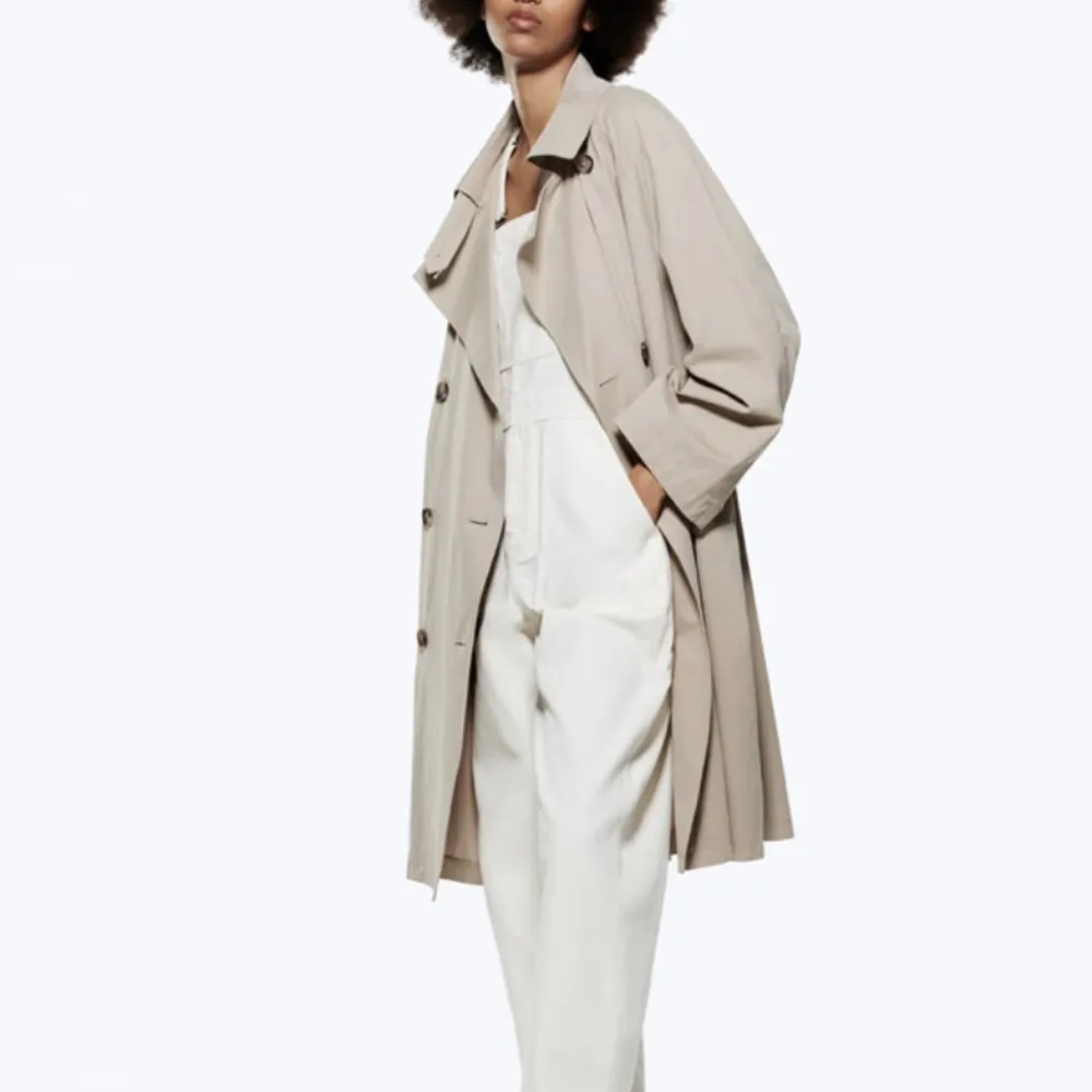 Oversized Trenchcoat från Zara. Aldrig använt. . Jackor.