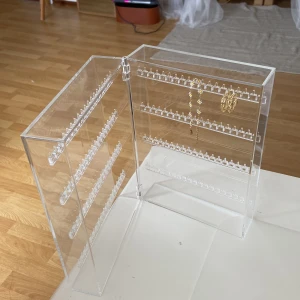 Smyckeskrin  - Ett genomskinligt smyckeskrin som kan öppnas o fälles ihop som en bok! Superbrakvalitet av japanska märket MUJI. Kom gärna med bud!