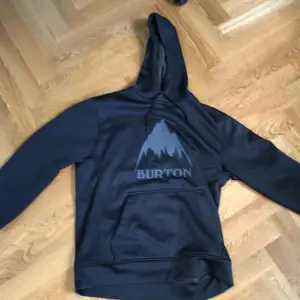 Burton hoodie i storlek M. Säljer på grund utav att den är för liten. Inga hål eller skador!