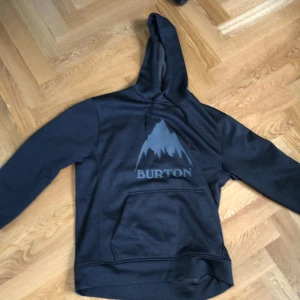 Burton Hoodie - Burton hoodie i storlek M. Säljer på grund utav att den är för liten. Inga hål eller skador!