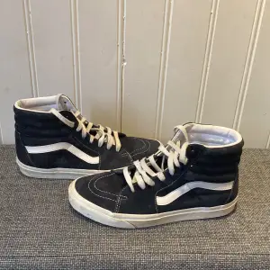 Hej säljer dessa fina skor från vans Skorna är i blå mocka Storlek 42,5 Skorna är använda  Vid frågor eller intresse skriv  Finns i Malmö 