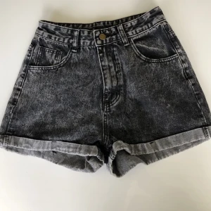 Snygga shorts  - Säljer nu dessa snygga shorts. Säljs eftersom de är för små för mig. Knappt använda så nyskick. Rensar bland kläderna så kolla gärna mina andra annonser 🥰
