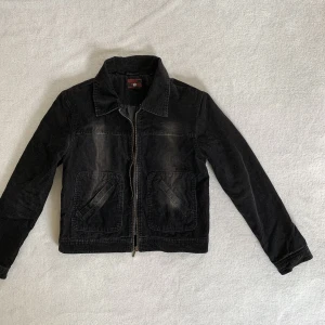 Svart manchesterjacka - Tunnt fodrad jacka i manchester med massa snygga detaljer, från märket Crazy World! Perfekt till våren 💓