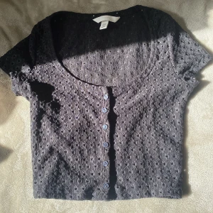 Topp - Söt topp från H&M, aldrig använd (rensar gaderob).       Frakt tillkommer 💕