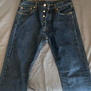 Sköna Levis jeans som har blivit för små för mig. Bra skick, inget synligt fel på den. Pris kan diskuteras vid snabb köp