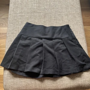 Svart söt tenniskjol  - Jätte söt svart tenniskjol som inte använts mycket. Bra skick och har en dragkedja på sidan🫶Säljs på grund utav att det inte är min stil längre🥰